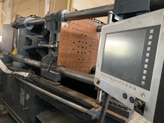 310 TON CINCINNATI MILACRON CNC MTS 310 INJECTION MOLDING MACHINE