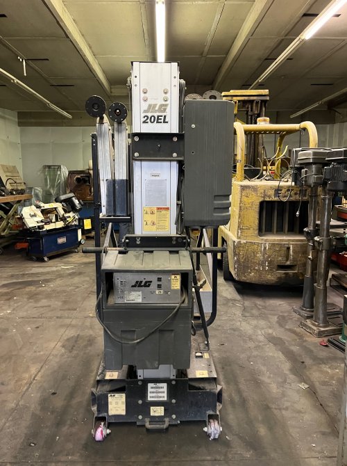20.4 Lb JLG 20AM PUSH AROUND VERTICAL MAST LIFT 2000