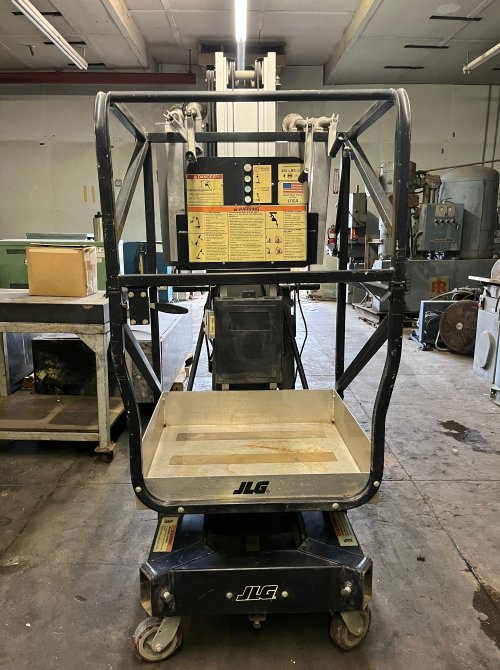 20.4 Lb JLG 20AM PUSH AROUND VERTICAL MAST LIFT 2000
