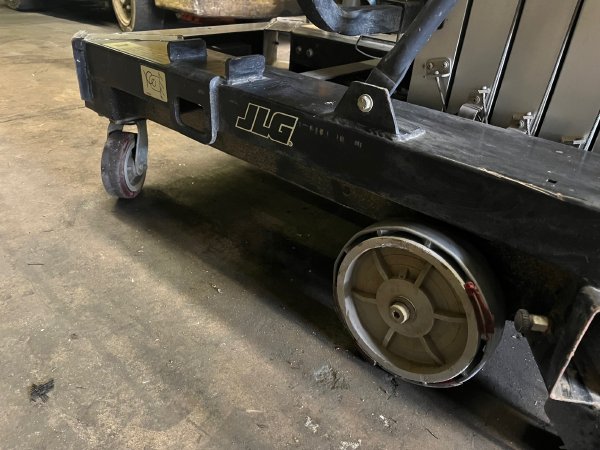 20.4 Lb JLG 20AM PUSH AROUND VERTICAL MAST LIFT 2000
